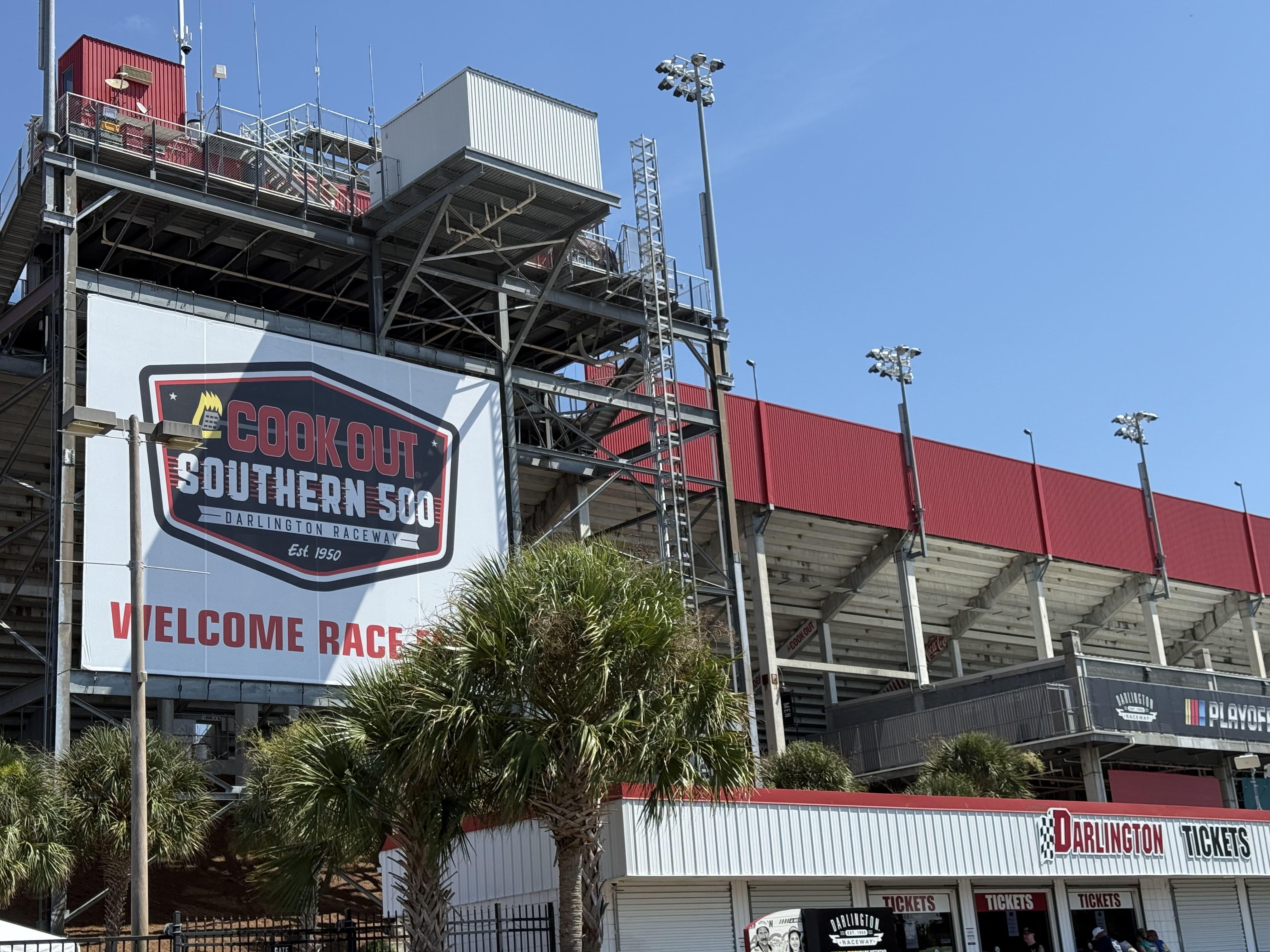 Darlington Raceway Opens Its Gates: Southern 500 Atmosphere in Full Swing
